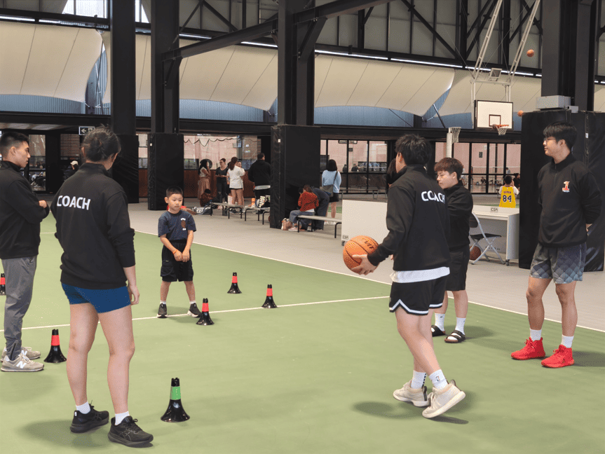 asketball lessons in Melbourne – kids learning fundamental skills with coach guidance