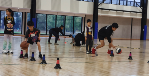 Kids basketball training in Melbourne – children aged 4–8 playing and learning with coaches